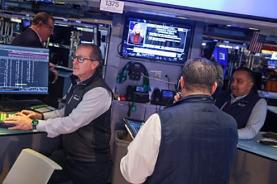 Traders work on the floor of the New York Stock Exchange - EPA/SARAH YENESEL