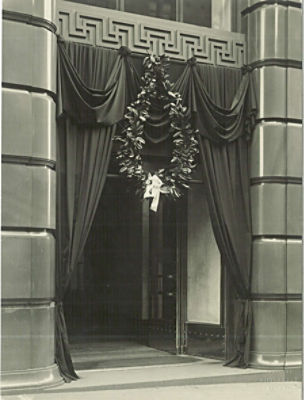 Entrance to Commonwealth Bank's Martin Place office draped with black flags after Denison Miller's death in 1923 (Reserve Bank of Australia Archives))