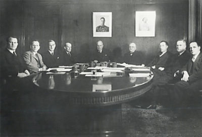 Commonwealth Bank board meeting, August 1945, with Sir Claude Reading (third from left) and Governor Hugh Armitage (third from right). (Reserve Bank of Australia/PN-001570)