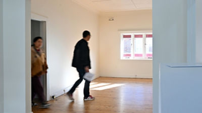 Wall StreetBuyers inspecting a house, during an open house inspection in the inner west suburbs in Sydney. (AAP Image/Mick Tsikas)