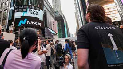  SpaceX founder and CEO Elon Musk is shown on a screen making a speech before his company is listed on the Nasdaq market in New York, New York, USA, 12 June 2026. SpaceX begins trading following the biggest initial public offering ever. EPA/SARAH YENESEL