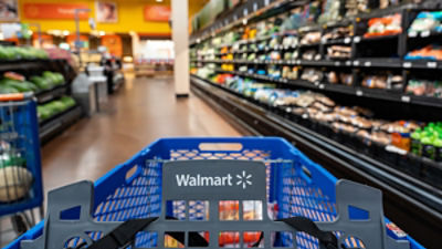 Shopping cart in produce aisle in Walmart. JuanArnoldo - stock.adobe.com