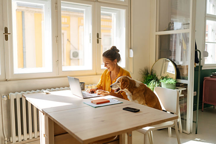 Women looking at the laptop